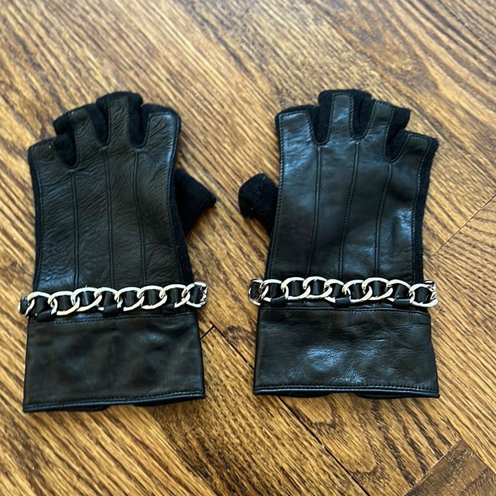 Carolina Amato black leather fingerless gloves w silver chain detail